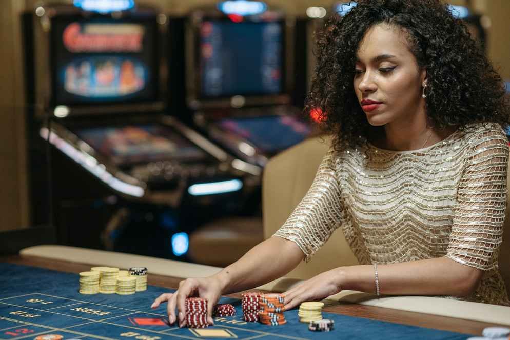 Ensemble au Casino : Le Poker Comme Un Jeu de Société Ensemble au Casino : Le Poker Comme Un Jeu de Société
